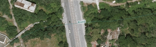 Na leteckém snímku je modrou čárou je naznačen podtok potoka Botiče pod Chodovskou ulicí.