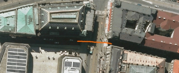 Na leteckém snímku je červenou čárou naznačen průběh podjezdu Divadelní ulice pod ulicí Národní u budovy Národního divadla.