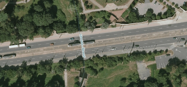 Na leteckém snímku je modrou čárou je naznačen podtok Litovicko-Šáreckého potoka pod Evropskou ulicí