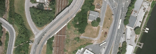 Na leteckém snímku vidíme most převádějící Nádražní ulici s tramvajovou tratí nad železniční tratí Praha - Beroun.