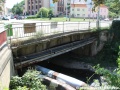 Most v Nuselské ulici umožňuje podtečení potoka Botiče. | 6.8.2012