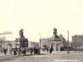 Novoměstské předmostí Palackého mostu s kiosky výběrčích mostného | okolo 1903