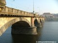 Sedm oblouků Palackého mostu nad řekou Vltavou v pohledu ze smíchovské strany | 23.1.2006