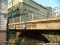 Železobetonová rozšiřující konzole předsunutá před kamennou klenbu posledního oblouku Palackého mostu nad Hořejším nábřežím | 23.1.2006
