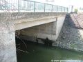 Most v Poděbradské ulici umožňuje podtečení potoka Rokytka. | 8.4.2006