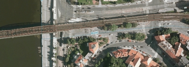 Na leteckém snímku je modrou čárou naznačen tok potoka Botiče, který pod Rašínovým nábřežím ústí do Vltavy.