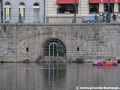 V nábřežní zdi Smetanova nábřeží nalezneme další „tunely“ ústící k řece Vltavě. | 7.10.2012