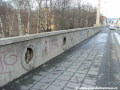 Betonová balustráda původního mostu přes Buštěhradskou dráhu v úrovni Svatovítské ulice. | 9.2.2006