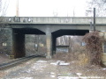 Původní most přes Buštěhradskou dráhu z úrovně kolejiště železniční stanice Praha-Dejvice. | 9.2.2006