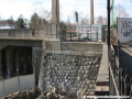 Původní most přes Buštěhradskou dráhu v úrovni Svatovítské ulice v období přípravy výstavby první části nového mostu a provizorní lávky pro inženýrské sítě. | 9.2.2009