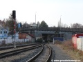 Celkový pohled na vznikající most z kolejiště železniční stanice Praha-Dejvice s lávkou pro dočasné převedení inženýrských sítí v popředí. | 31.12.2011