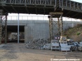 Dočasná lávka pro inženýrské sítě před betonovou hradbou nového mostu, s jediným prostorem pro podjezd připraveným na případné zdvoukolejnění železniční tratě. | 31.12.2011