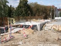 Rodící se chodník nového mostu s armaturou pro ozdobnou napodobeninu původní balustrády. | 28.8.2011