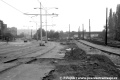 Na snímku mířícím k branickému nádraží je více než patrné, kudy vedla původní tramvajová trať v ulici Na Mlejnku a kudy vede současná přeložka. Obě tratě se na snímku setkávají. | říjen 1986