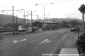 Světelnou křižovatku s Modřanskou ulicí překonává při jízdě ulicí Na Mlejnku do centra souprava vozů T3M vypravená na linku 3. | říjen 1986