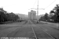 Pohled od smyčky Nádraží Braník na tramvajovou trať v ulici Na Mlejnku, v prostoru opuštěné vozovky vlevo je prostor vznikající přeložky. | říjen 1986
