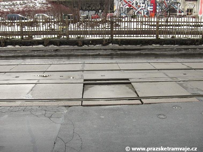 I přes časté opravy jsou poruchy velkoplošných panelů BKV v Nádražní ulici velmi časté. | 7.1.2010