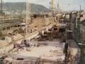 Na snímku z výstavby stanice metra Smíchovské nádraží je u pravého okraje fotografie zachycená provizorní tramvajová trať vedená u kraje Nádražní ulice | 1984