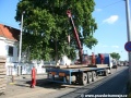 Skládání čerstvě vytěžených velkoplošných panelů BKV v mezideponii v blízkosti zastávky ČSAD Smíchov. | 27.6.2011