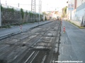 Po odfrézování podkladu velkoplošných panelů BKV se zúčastněným naskytl pohled na původní konstrukci tramvajové tratě – betonovou desku s dřevěnými pražci. | 27.6.2011