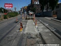 Aby úsekem mohly projíždět i nové tramvaje Škoda 15T, bylo nutné urovnat i středové panely. Jelikož je to práce marná, byly středové panely vyndány a jejich prostor zabetonován... | 29.6.2011