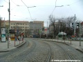 Levý oblouk tramvajové tratě, jímž se koleje dostávají ze středu Francouzské ulice do vnitřní části náměstí Míru ke stejnojmenným zastávkám.