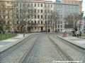 Za prostorem zastávek Náměstí Míru se tramvajová trať stáčí v pravém oblouku.