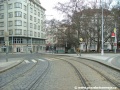 Tramvajová trať se v levém oblouku přibližuje ke světelně řízené křižovatce s komunikací po obvodu náměstí Míru, v níž opustí středovou část náměstí a zamíří do Jugoslávské ulice.
