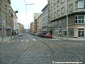 Po překonání levého oblouku přes komunikaci na obvodu náměstí Míru se tramvajová trať v Jugoslávské ulici napřímí.