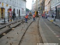 Ve Spálené ulici probíhá rozřezávání blokových kolejnic B1 a jejich následná demontáž z velkoplošných panelů BKV již první den výluky | 26.7.2010