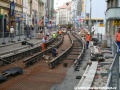 Výstavba tratě systémem W-tram u zastávky Národní třída, na okrajích vznikajícího tělesa jsou uloženy L profily ohraničující rozsah tělesa, dospod jsou uloženy antivibrační rohože a na ně ocelová kari síť | 5.8.2010