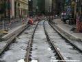 Pokládka betonových bumlíků oddělujících tramvajovou trať od vozovky | 16.8.2010
