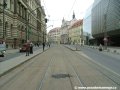 Tramvajová trať pokračuje středem Národní třídy mezi protisměrnými zastávkami Národní divadlo