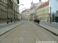 Tramvajová trať pokračuje středem Národní třídy mezi protisměrnými zastávkami Národní divadlo