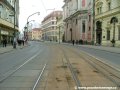 Za zastávkami Národní divadlo se tramvajová trať stáčí ve středu Národní třídy táhlým levým obloukem