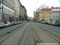 Tramvajová trať pokračuje středem Národní třídy přímým úsekem ve velkoplošných panelech BKV