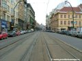 Tramvajová trať pokračuje středem Národní třídy přímým úsekem ve velkoplošných panelech BKV