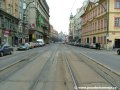 Tramvajová trať pokračuje středem Národní třídy přímým úsekem ve velkoplošných panelech BKV