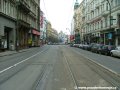Tramvajová trať pokračuje středem Národní třídy přímým úsekem ve velkoplošných panelech BKV