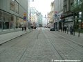 Po napřímení trať pokračuje Spálenou ulicí do prostoru zastávek Národní třída