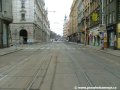 Přímý úsek tramvajové tratě před křižovatkou Lazarská