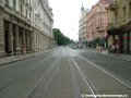 Přímý úsek tramvajové tratě v panelech BKV mezi křižovatkami Lazarská a Myslíkova