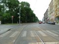 V pravém oblouku překračuje tramvajová trať křižovatku s ulicí Odborů