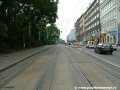 Tramvajová trať pokračuje přímým úsekem přimknutá k levému chodníku k zastávce Karlovo náměstí