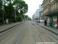 Tramvajová trať pokračuje přímým úsekem v prostoru zastávky Karlovo náměstí