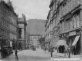 Čilý provoz koňky u Národního divadla s Řetězovým mostem v pozadí | po 1883