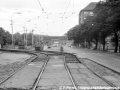 Pohled ze Sokolovské ulice k Balabence, provizorní trať odbočuje ze Sokolovské ulice levými oblouky. | srpen 1982