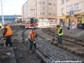 Zpětná zádlažba probíhala za pravidelného provozu tramvají, proto bylo nutné před průjezdem tramvaje ještě pročistit kolejový žlábek. | 2.3.2011