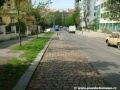 Vedení kolejí podél chodníku v Dykově ulici dodnes vyznačuje pás dlažby | 30.4.2005