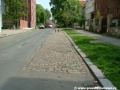 Vedení kolejí podél chodníku v Dykově ulici dodnes vyznačuje pás dlažby | 30.4.2005